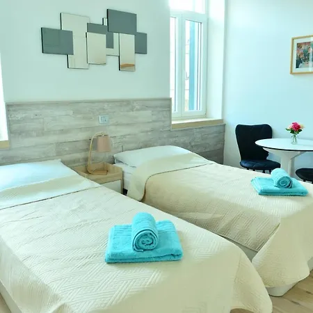 Affittacamere En-suite Rose On Rokova Street - 5 Min Walk To The Old Town Of 3*