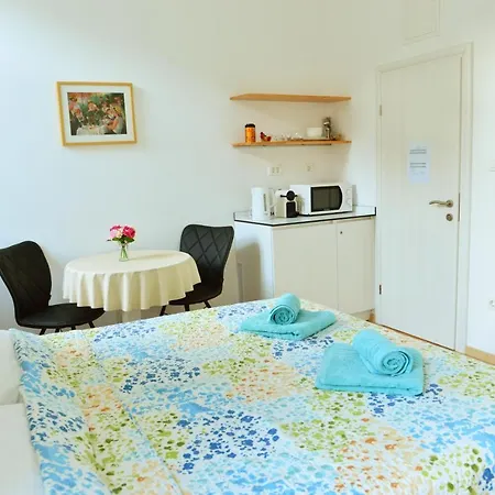 En-suite Rose On Rokova Street - 5 Min Walk To The Old Town Of